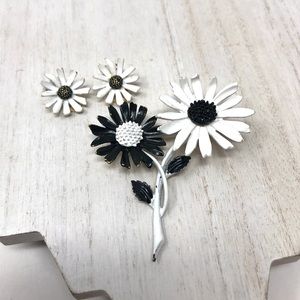 Vintage c1950s Art daisy brooch/earrings set